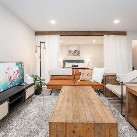 Hotel Copperwood Cozy Cellar With Hot Tub Lethbridge Exterior foto