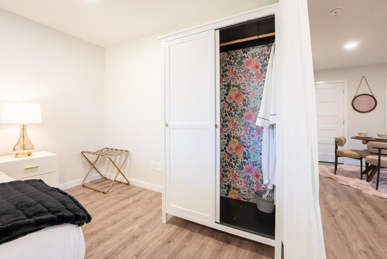 Hotel Copperwood Cozy Cellar With Hot Tub Lethbridge Exterior foto